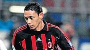 <b>CASI PERDIDO. </b>Oliveira, del Milan, tiene difícil llegar al Zaragoza.