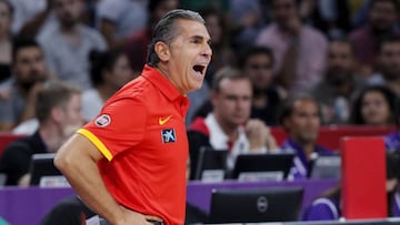 GRA487. ESTAMBUL (TURQUÍA), 12/09/2017.- El seleccionador nacional Sergio Scariolo durante el partido de cuartos de final del Eurobasket 2017 que disputan hoy frente a ALemania en el Sinan Erdem Arena de Estambul. EFE/Juan Carlos Hidalgo