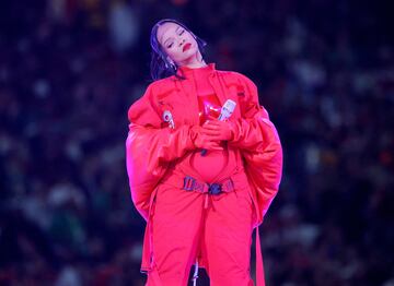 La artista nacida en Barbados protagonizó sola el Halftime Show del Super Bowl LVII del Estadio de la Universidad de Phoenix.