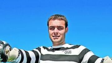 <b>OPTIMISTA. </b>Renan Brito se enfundó ayer de nuevo los guantes para trabajar con el balón, los mismos que quiere ponerse para seguir defendiendo la portería del Valencia.