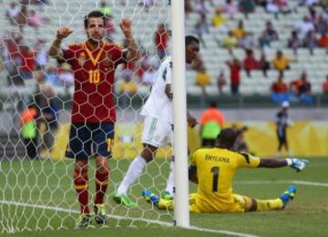 Cesc Fabregas de España reacciona después de una oportunidad perdida