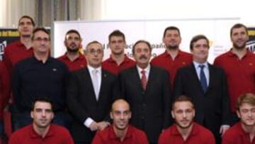 <b>LOS ELEGIDOS. </b>Los 16 jugadores (más el refuerzo para los entrenamientos, el meta Pérez de Vargas) posan junto a Alejandro Blanco, Miguel Cardenal y Juan de Dios Román.