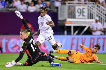 El jugador del Milan, Samuel Chukwueze, trata de sorprender al portero madridista Andriy Lunin.