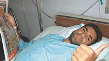 <b>ÉXITO. </b>Miguel Buades no perdió ni el buen humor ni su afición a leer AS incluso el día que le operaban.