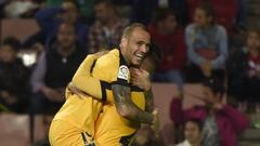 GRA619.GRANADA, 25/04/2017.- El delantero del M&aacute;laga Sandro Ram&iacute;rez celebra su gol ante el Granada, el primero del equip, durante el partido de la trig&eacute;sima cuarta jornada de liga que se disputa esta noche en el estadio Nuevo Los C&aacute;rmenes. EFE/Miguel Angel Molina