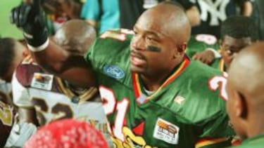 Mark Washington, cornerback de los Dragons, dirige la tradicional oración final tras la World Bowl conquistada por su equipo.