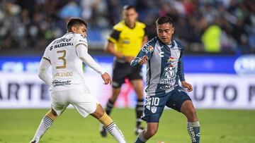 José Galindo y Erick Sánchez pelean por un balón durante el partido entre Pumas y Pachuca.