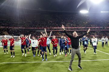 Luis Enrique y los jugadores de la selección española celebran la clasificación para el Mundial de Qatar 2022.