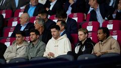 BARCELONA, 25/10/2023.- Jugadores del Barcelona como Robert Lewandowski (c) y Sergi Roberto (2i) entre otros,, en el palco durante el partido de Liga de Campeones de fútbol entre el Barcelona y el Shakhtar Donetsk, este miércoles en el Estadi Olimpic Lluis Conpanys de Barcelona. EFE/ Enric Fontcuberta
