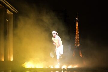 Rafa Nadal se despide del tenis en la Copa Davis en M¨¢laga. Nike y Par¨ªs le han homenajeado proyectando sus im¨¢genes en la Plaza de Trocadero de la capital francesa, donde gan¨® 14 Roland Garros.