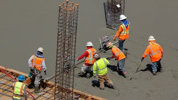 Construction work is one of the jobs in high demand in the United States. Find out how much the people in this field earn per hour and per year.