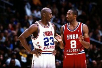 En el All Star de 2003, conversando con Michael Jordan. Fue el último partido de las estrellas del '23'.