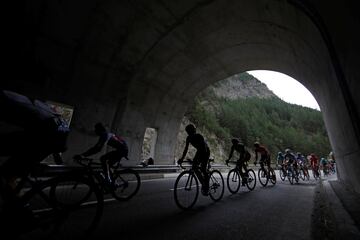 El pelotón cruzando un túnel durante la 18ª etapa del Tour.