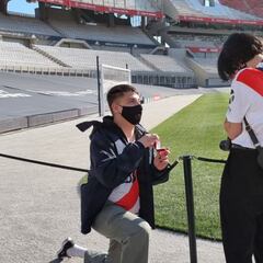 La romántica propuesta de un hincha de River a su pareja en el Monumental