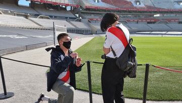 La romántica propuesta de un hincha de River a su pareja en el Monumental