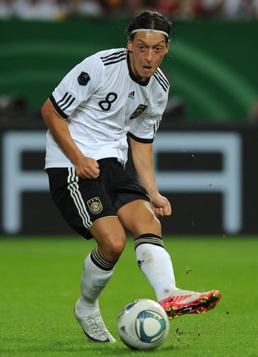 Zurdo, ágil, rápido y con una gran técnica individual. Así fue la carrera de Mesut Özil en el Real Madrid desde su llegada en 2010 hasta su salida al Arsenal en 2014, más bien tras echar un pulso económico en su renovación. Desde entonces su carrera entró en una espiral autodestructiva, ya que nunca volvió a mostrar el nivel que enseñó en sus tres primera temporadas de blanco. Solía decir que aunaba lo mejor de la “disciplina de los alemanes y la imaginación de los turcos”. Y efectivamente, era un jugador con mucha creatividad ofensiva, pero la disciplina se le fue disolviendo como un azucarillo. Con el Madrid jugó desde la campaña 2010 hasta 2014, con 159 encuentros disputados y 27 goles anotados. Representó a la selección alemana en las fases finales de las Eurocopas de 2012 y 2016. En ambas ocasiones llegó a semifinales. En total participó en 11 encuentros con dos goles anotados (uno en cada edición).
