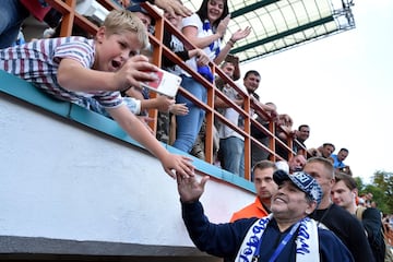 El argentino Diego Armando Maradona ha asumido la presidencia del Dinamo Brest, club de la liga bielorrusa con el que firmó antes de la Copa Mundial un contrato por tres temporadas. El argentino se dedicará a consultar al club en temas organizativos y asuntos deportivos, desde fichajes a la gestión de la academia del Dinamo. 