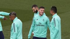 Benzema, Jovic y Mariano bromean en un entrenamiento del Real Madrid.
