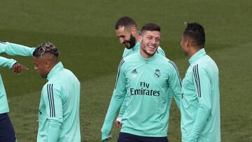 Benzema, Jovic y Mariano bromean en un entrenamiento del Real Madrid.