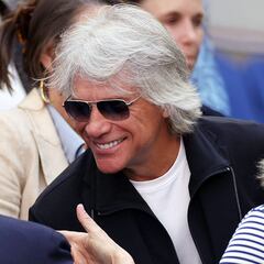 Jon Bon Jovi convinces woman in Nashville to not jump from a bridge