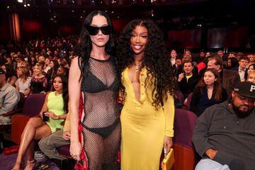 Katy Perry y SZA durante los premios iHeartRadio Music Awards 2024 celebrados en el Dolby Theatre de Los Ángeles.