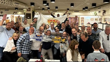 Los miembros de la Peña GN23, en honor a García Navajas, posan para AS en Casa Juan.