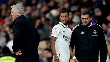 MADRID, SPAIN - JANUARY 26: (L-R) coach Carlo Ancelotti of Real Madrid, Rodrygo Silva de Goes of Real Madrid during the Spanish Copa del Rey match between Real Madrid v Atletico Madrid at the Estadio Santiago Bernabeu on January 26, 2023 in Madrid Spain (Photo by David S. Bustamante/Soccrates/Getty Images)
