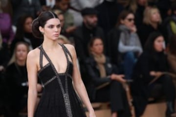 Kendall Jenner desfila durante el Chanel Spring Summer 2016.