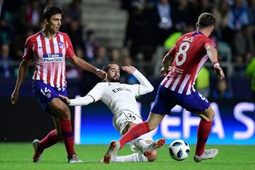 Isco fends off Rodri and Saúl.