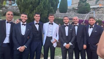 Marcos Llorente, posa con sus compañeros en el Atlético de Madrid que acudieron a su boda, Mario Hermoso, Álvaro Morata, Koke y Antoine Griezmann.