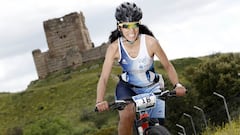 Imagen de una participante durante el tramo de bicicleta en el IX Du Cross Series de Villanueva de la Ca&ntilde;ada.