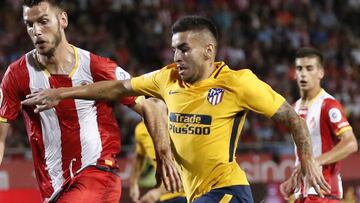Ángel Correa disputa un balón con Pedro Alcalá.