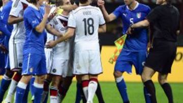 Alemania merece más ante Italia, pero se topa con los palos