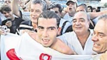 Tévez celebra el título.