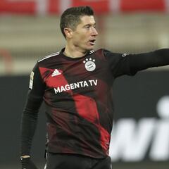 Lewandowski siempre acude al rescate