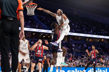 El Madrid responde al mejor Howard para alargar la racha