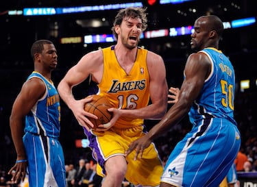 Pau Gasol Sáez es el primer extranjero en esta noble lista. El español llegó a Los Ángeles en 2008 desde Memphis y en sus seis temporadas y media devolvió junto a Kobe Bryant la grandeza a la franquicia con dos anillos en tres Finales. Será miembro del Hall of Fame en el futuro y su número, el 16, será retirado. El español promedió 17,7 puntos y 9,9 rebotes, y participó en tres All Star.
