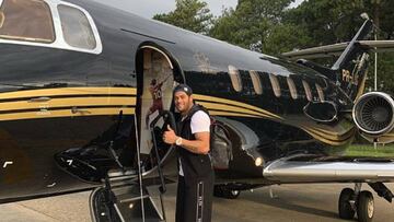 Hulk compra un avi&oacute;n privado con su firma y su foto.