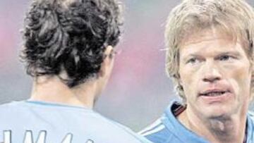 <b>A LOS OJOS. </b>Kahn se cruza con Lehmann, que le ha quitado el puesto en la selección de Alemania.