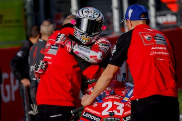 Pecco Bagnaia abraza a miembros de su equipo tras ganar la carrera al esprint en Montmeló.