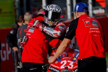 Pecco Bagnaia abraza a miembros de su equipo tras ganar la carrera al esprint en Montmeló.