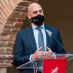 Rubiales no entregará la Supercopa al confinarse por contacto con un positivo