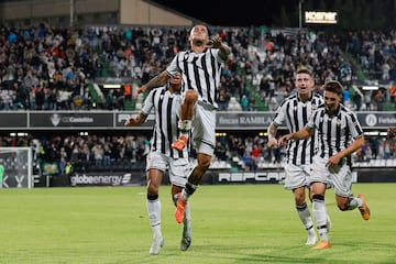 Israel Suero (Castellón)
Doblete del mediocentro ofensivo del Castellón. Un cabezazo y un zurdazo desde la frontal fueron su aportación al intento de sacar un mejor resultado ante el Granada.