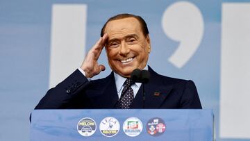 FILE PHOTO: Forza Italia leader Silvio Berlusconi gestures during the closing electoral campaign rally of the centre-right's coalition in Piazza del Popolo, ahead of the September 25 general election, in Rome, Italy, September 22, 2022. REUTERS/Yara Nardi/File Photo