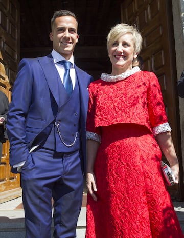 Aunque en su familia no son muy futboleros su padres Carmen Iglesias y Celestino Vázquez siempre le apoyaron y animaron. En la imagen Lucas Vázquez junto a su madre