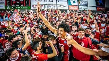 Moneke y Bako se da un ba&ntilde;o de masas con los aficionados del Baxi Manresa tras ganar al Unicaja.