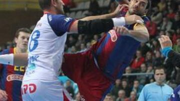 <b>SUPERADO. </b>Chernov no puede evitar el tiro de Sarmiento.