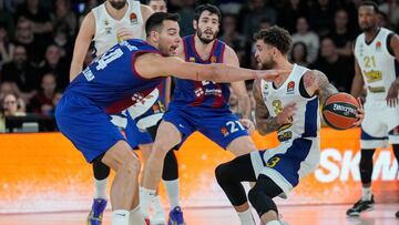 BARCELONA, 08/12/2023.- El base estadounidense del Fenerbahce, Scottie Wilbekin (d), con el balón ante el pivot del FC Barcelona, Willy Hernangomez, durante el encuentro correspondiente a la fase regular de la Euroliga disputado hoy viernes en el Palau Blaugrana, en Barcelona. EFE / Alejandro García.
