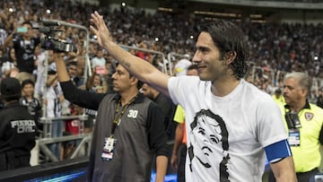 Se despidió oficialmente de las canchas ante un lleno en el Estadio BBVA y en juego de homenaje donde marcó doblete y su hijo otro tanto.