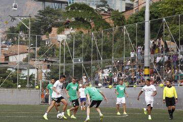 La cancha sintética Villa del Socorro, del barrio Andalucía en Medellín, recibió a varios jugadores profesionales de los equipos antioqueños. Sebastián Gómez, Andrés Ricaurte, Neider Moreno, Daniel Muñoz, entre muchos más.